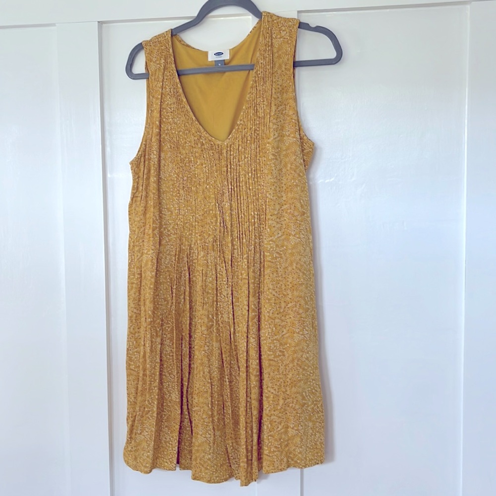 Pale yellow / brown flowy short dress- Old Navy size M. Sleeveless. v-neck
